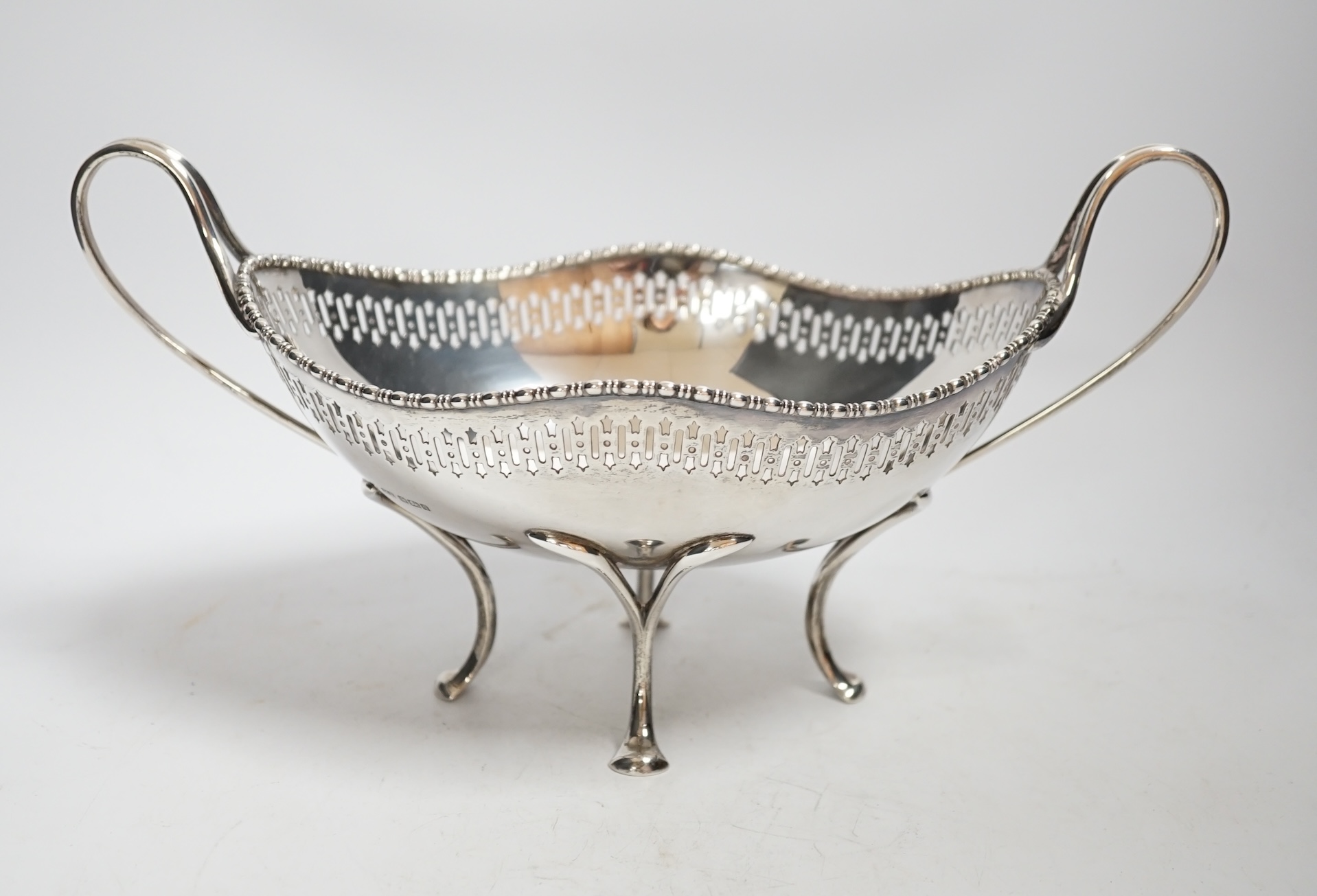 An Edwardian silver two handled oval fruit bowl, with pierced border, on four scroll feet, Atkin Brothers, Sheffield, 1908, length over handles, 30.3cm, 15.9oz.